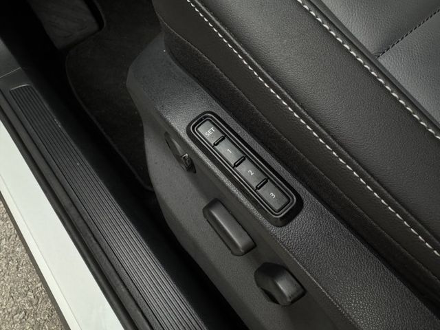 ★超美低里程1.5渦輪高規SD版+選配雙色套件/電子後視鏡~僅跑2萬，IKEY.盲點.LV2.電尾.記憶電動椅，原鈑件★  第6張相片