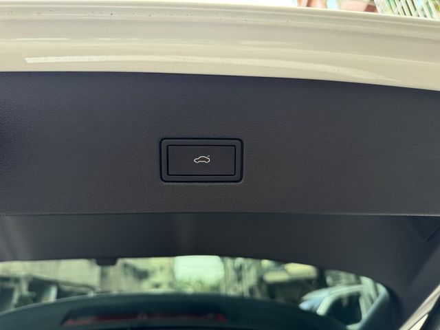 ★超美低里程1.5渦輪高規SD版+選配雙色套件/電子後視鏡~僅跑2萬，IKEY.盲點.LV2.電尾.記憶電動椅，原鈑件★  第19張相片