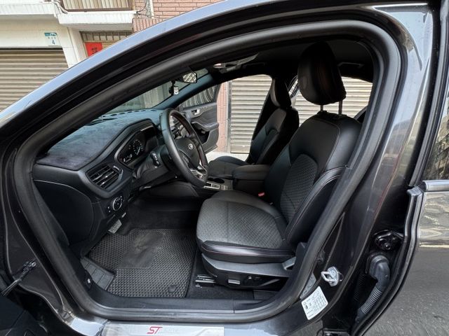 ★LOMMEL賽道版~認證車原鈑件，原廠大包.德制18吋鋁圈.智能LED頭燈.LV2.B&O音響.電動椅.盲點，可全貸★  第4張相片