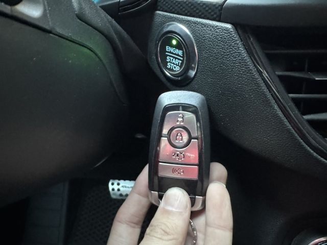 ★LOMMEL賽道版~認證車原鈑件，原廠大包.德制18吋鋁圈.智能LED頭燈.LV2.B&O音響.電動椅.盲點，可全貸★  第13張相片