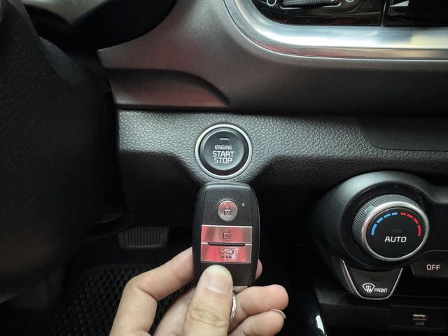 ★1.0渦輪油電高規驚艷版~挑戰全台最低價，IKEY.雙色套件.LV2.盲點.CARPLAY，認證車原鈑件，原廠保固中★  第14張相片