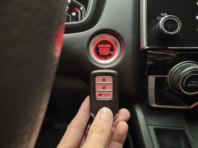 ★小改款5.5代配備再升級~認證車原鈑件，IKEY.電尾門.LV2.導航.倒車顯影.CARPLAY.LED，可全額貸款★  第9張相片