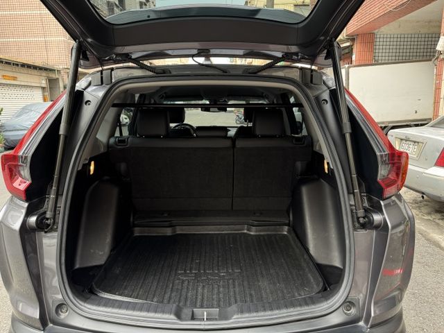 ★小改款5.5代配備再升級~認證車原鈑件，IKEY.電尾門.LV2.導航.倒車顯影.CARPLAY.LED，可全額貸款★  第14張相片