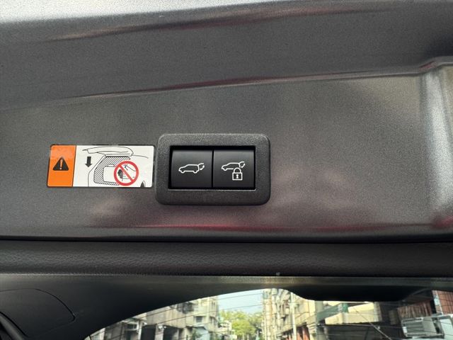 ★全新小改款稀有油電旗艦版~IKEY.LV2.環景.電尾門.盲點.LED.導航.CARPLAY，認證車原鈑件，原廠保固★  第18張相片