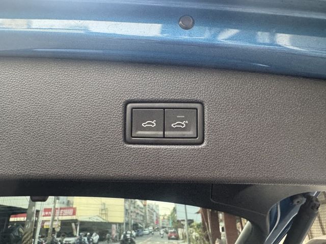 ★1.4渦輪高規CL版+升級盲點/電子後視鏡/HUD~僅跑5萬多，IKEY.電尾門.LED.CARPLAY，認證車原鈑★  第11張相片