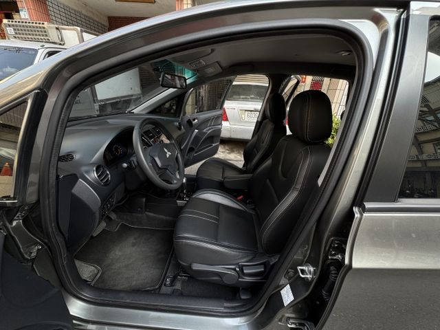 ★最頂輕鬆版+升級精裝影音/電子後視鏡~僅跑1.7萬，IKEY.電動尾門.導航.防滑.倒車顯影.CARPLAY，原鈑件★  第3張相片