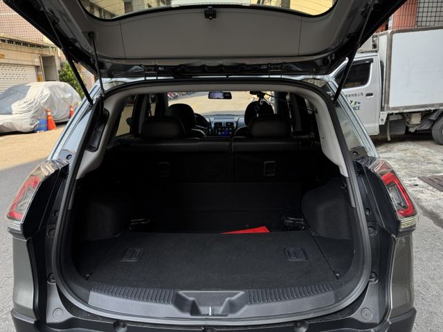 ★最頂輕鬆版+升級精裝影音/電子後視鏡~僅跑1.7萬，IKEY.電動尾門.導航.防滑.倒車顯影.CARPLAY，原鈑件★  第11張相片