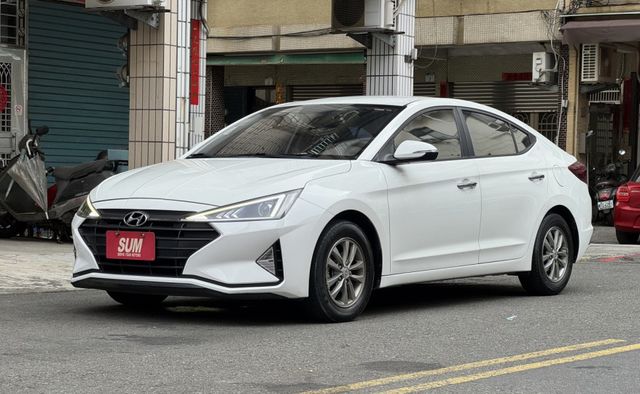 ★末代ELANTRA超低里程+升級影音全配~定速.防滑系統.6氣囊.導航.倒車顯影.CARPLAY，認證車原鈑件可全貸★  第1張相片