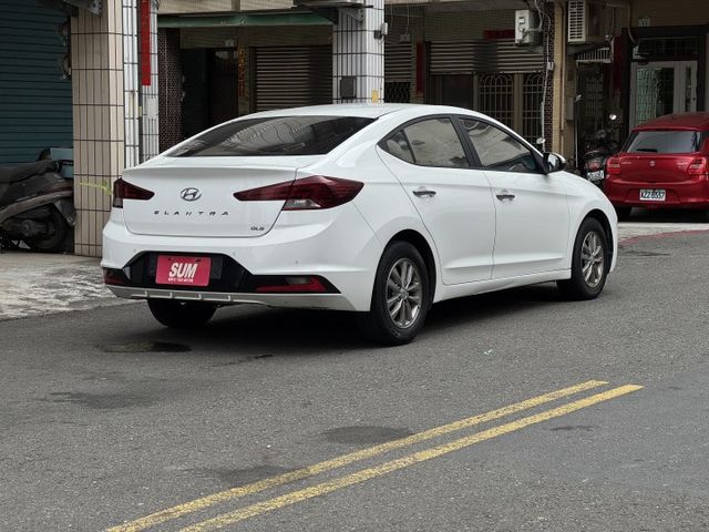 ★末代ELANTRA超低里程+升級影音全配~定速.防滑系統.6氣囊.導航.倒車顯影.CARPLAY，認證車原鈑件可全貸★  第2張相片