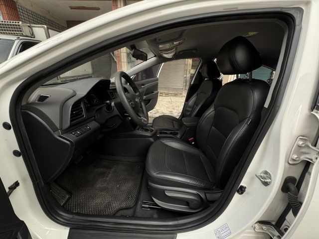★末代ELANTRA超低里程+升級影音全配~定速.防滑系統.6氣囊.導航.倒車顯影.CARPLAY，認證車原鈑件可全貸★  第3張相片