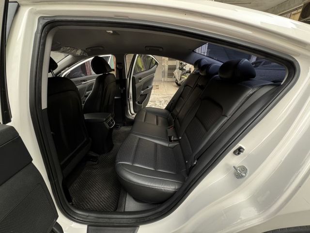 ★末代ELANTRA超低里程+升級影音全配~定速.防滑系統.6氣囊.導航.倒車顯影.CARPLAY，認證車原鈑件可全貸★  第4張相片