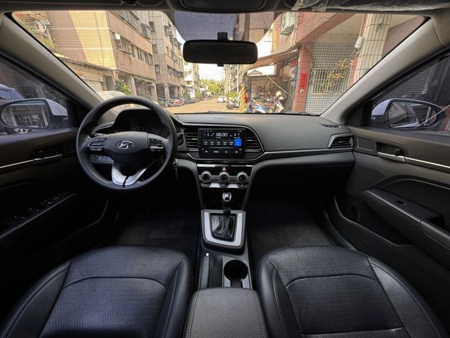 ★末代ELANTRA超低里程+升級影音全配~定速.防滑系統.6氣囊.導航.倒車顯影.CARPLAY，認證車原鈑件可全貸★  第5張相片