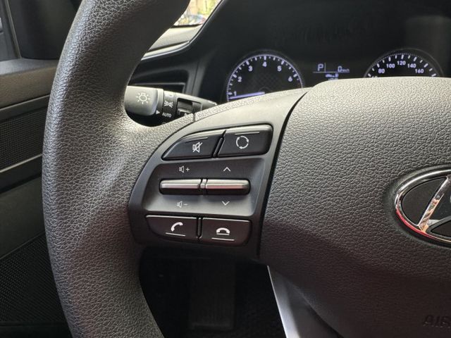 ★末代ELANTRA超低里程+升級影音全配~定速.防滑系統.6氣囊.導航.倒車顯影.CARPLAY，認證車原鈑件可全貸★  第6張相片