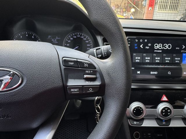 ★末代ELANTRA超低里程+升級影音全配~定速.防滑系統.6氣囊.導航.倒車顯影.CARPLAY，認證車原鈑件可全貸★  第7張相片