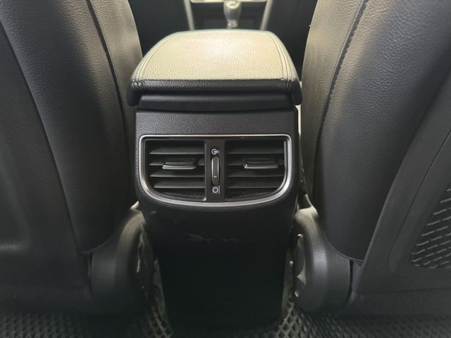 ★末代ELANTRA超低里程+升級影音全配~定速.防滑系統.6氣囊.導航.倒車顯影.CARPLAY，認證車原鈑件可全貸★  第9張相片