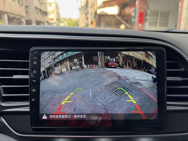 ★末代ELANTRA超低里程+升級影音全配~定速.防滑系統.6氣囊.導航.倒車顯影.CARPLAY，認證車原鈑件可全貸★  第12張相片