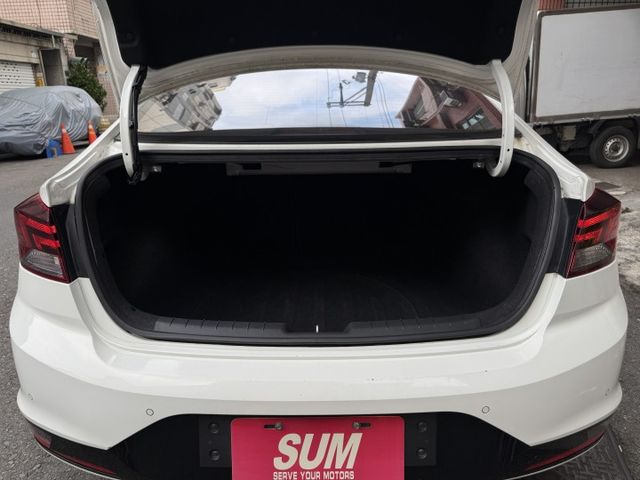 ★末代ELANTRA超低里程+升級影音全配~定速.防滑系統.6氣囊.導航.倒車顯影.CARPLAY，認證車原鈑件可全貸★  第17張相片