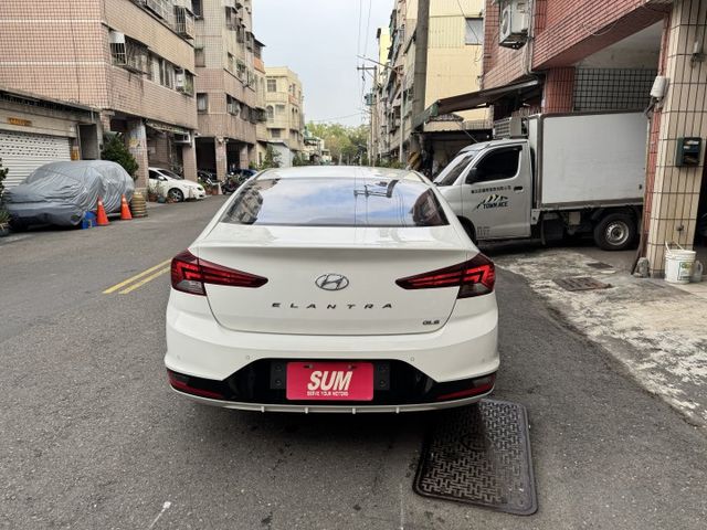 ★末代ELANTRA超低里程+升級影音全配~定速.防滑系統.6氣囊.導航.倒車顯影.CARPLAY，認證車原鈑件可全貸★  第18張相片
