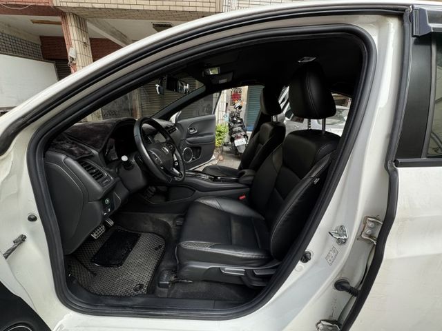 ★市場稀有原廠RS版~原廠空力套件外型更好看，IKEY.定速.導航.倒車顯影.防滑.8氣囊.主動駐停，認證車可全額貸★  第3張相片