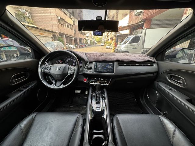 ★市場稀有原廠RS版~原廠空力套件外型更好看，IKEY.定速.導航.倒車顯影.防滑.8氣囊.主動駐停，認證車可全額貸★  第5張相片