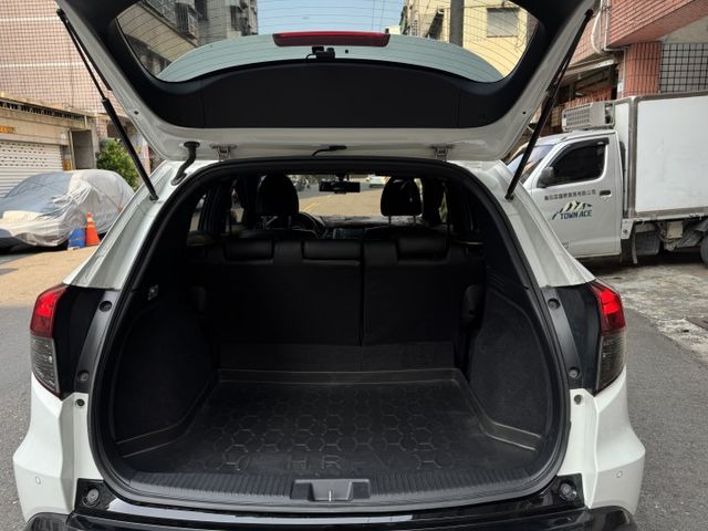 ★市場稀有原廠RS版~原廠空力套件外型更好看，IKEY.定速.導航.倒車顯影.防滑.8氣囊.主動駐停，認證車可全額貸★  第9張相片