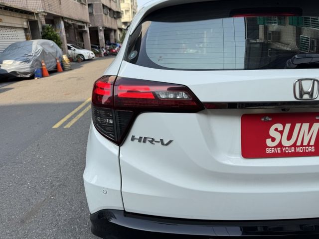 ★市場稀有原廠RS版~原廠空力套件外型更好看，IKEY.定速.導航.倒車顯影.防滑.8氣囊.主動駐停，認證車可全額貸★  第11張相片