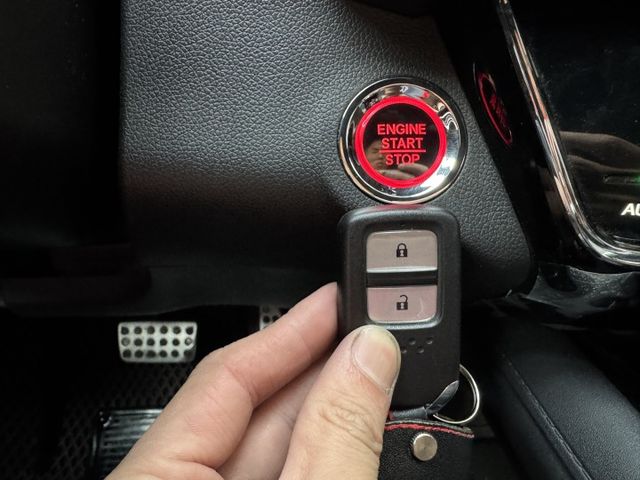 ★市場稀有原廠RS版~原廠空力套件外型更好看，IKEY.定速.導航.倒車顯影.防滑.8氣囊.主動駐停，認證車可全額貸★  第17張相片