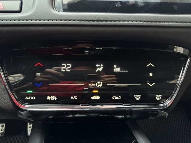 ★市場稀有原廠RS版~原廠空力套件外型更好看，IKEY.定速.導航.倒車顯影.防滑.8氣囊.主動駐停，認證車可全額貸★  第18張相片