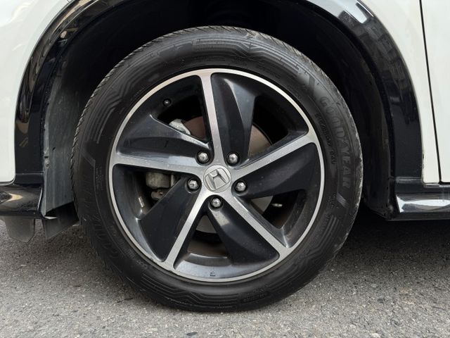 ★市場稀有原廠RS版~原廠空力套件外型更好看，IKEY.定速.導航.倒車顯影.防滑.8氣囊.主動駐停，認證車可全額貸★  第20張相片