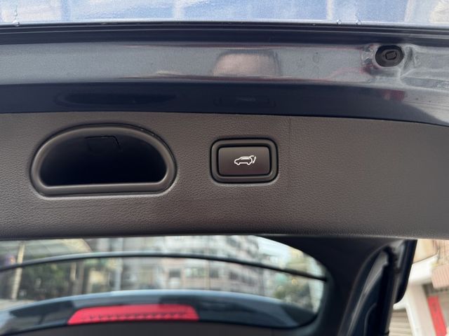 ★小改款稀有旗艦版~環景影像.全景天窗.電尾門.IKEY.電動椅.導航.盲點.CARPLAY，認證車原鈑件，可全額貸款★  第8張相片