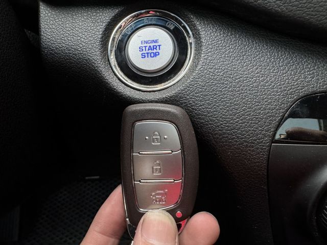 ★小改款稀有旗艦版~環景影像.全景天窗.電尾門.IKEY.電動椅.導航.盲點.CARPLAY，認證車原鈑件，可全額貸款★  第12張相片