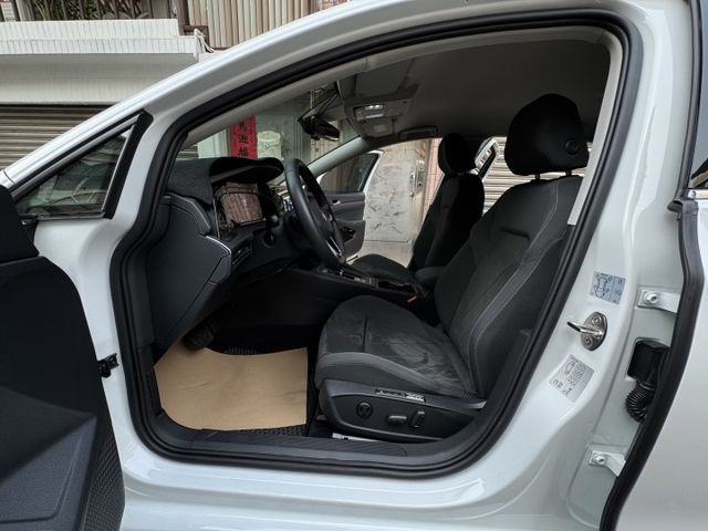 ★年底車23年式1.5渦輪STYLE版~原廠保養紀錄，認證車原鈑，IKEY.LV2.自動停車.記憶電動椅.盲點.LED★  第3張相片