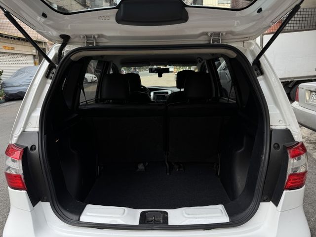 ★精裝影音版~認證車原鈑件，衛星導航.數位電視.倒車顯影.胎壓偵測.前雷達，最美白色系，可全額貸款★  第16張相片