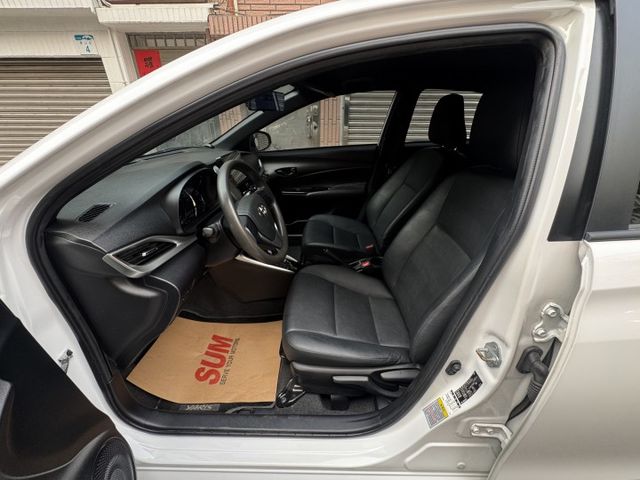 ★精裝影音版~僅跑6萬多，衛星導航.防滑系統.電子後視鏡.網路電視.日型燈，認證車原鈑件，可全額貸款★  第3張相片