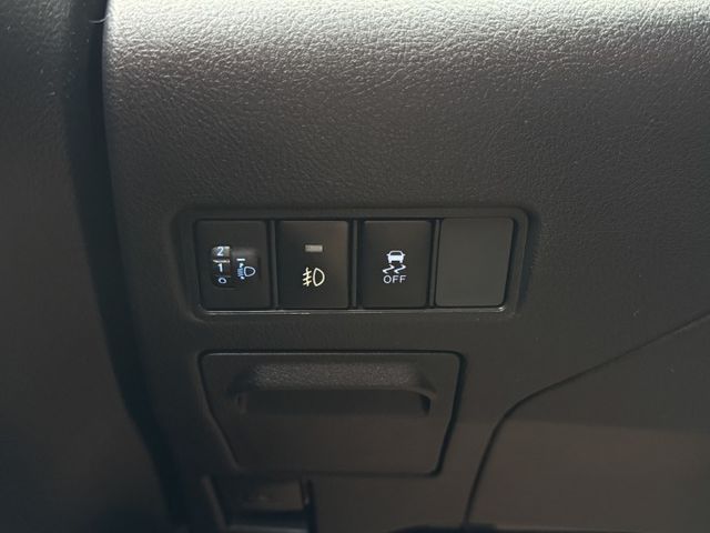 ★精裝影音版~僅跑6萬多，衛星導航.防滑系統.電子後視鏡.網路電視.日型燈，認證車原鈑件，可全額貸款★  第10張相片