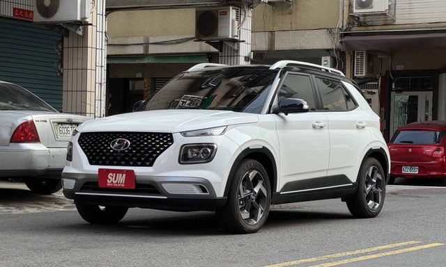 ★原廠精裝特仕版~升級環景影像/盲點/導航/電子後視鏡/雙色套件，僅跑2萬，認證車原鈑件，IKEY.AEB.車道維持★  第1張相片