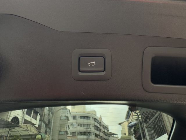 ★最高規Select Plus版~僅跑1萬，認證車原鈑件，雙電動/通風椅.環景影像.LV2.BOSE音響.盲點.電尾門★  第8張相片