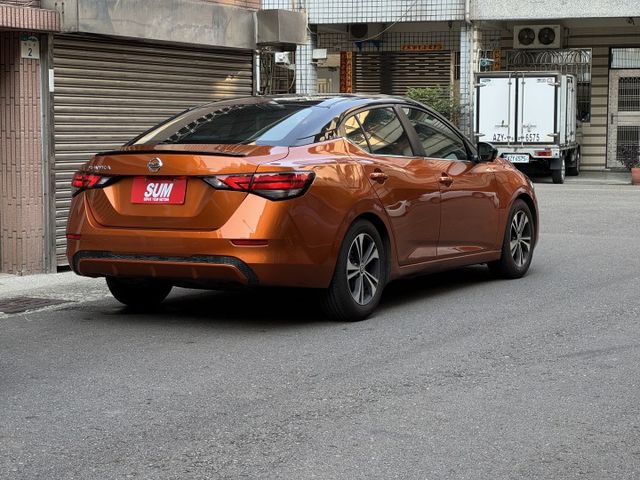 ★秒殺價時尚廣告色+雙色套件~僅跑6萬多低里程，認證車原鈑件，IKEY.盲點.環景.LV2.LED.CARPLAY★  第2張相片