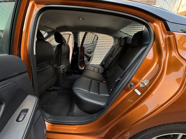 ★秒殺價時尚廣告色+雙色套件~僅跑6萬多低里程，認證車原鈑件，IKEY.盲點.環景.LV2.LED.CARPLAY★  第4張相片