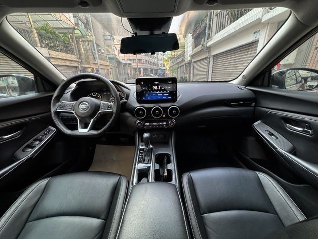 ★秒殺價時尚廣告色+雙色套件~僅跑6萬多低里程，認證車原鈑件，IKEY.盲點.環景.LV2.LED.CARPLAY★  第5張相片