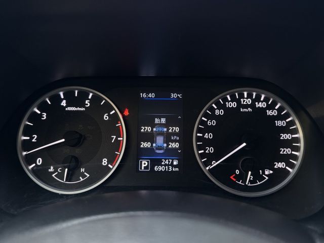 ★秒殺價時尚廣告色+雙色套件~僅跑6萬多低里程，認證車原鈑件，IKEY.盲點.環景.LV2.LED.CARPLAY★  第6張相片