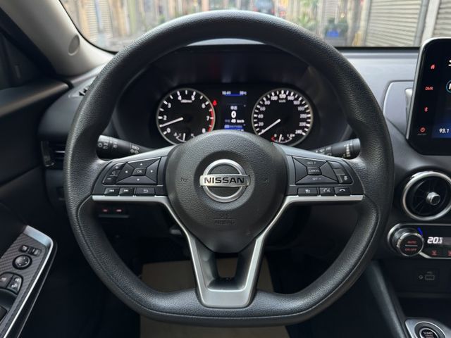 ★秒殺價時尚廣告色+雙色套件~僅跑6萬多低里程，認證車原鈑件，IKEY.盲點.環景.LV2.LED.CARPLAY★  第7張相片