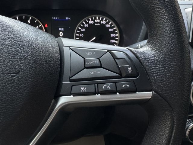 ★秒殺價時尚廣告色+雙色套件~僅跑6萬多低里程，認證車原鈑件，IKEY.盲點.環景.LV2.LED.CARPLAY★  第9張相片