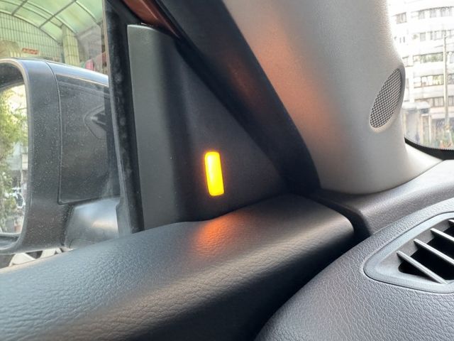 ★秒殺價時尚廣告色+雙色套件~僅跑6萬多低里程，認證車原鈑件，IKEY.盲點.環景.LV2.LED.CARPLAY★  第13張相片