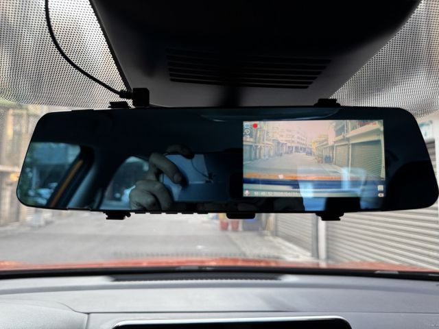 ★秒殺價時尚廣告色+雙色套件~僅跑6萬多低里程，認證車原鈑件，IKEY.盲點.環景.LV2.LED.CARPLAY★  第14張相片