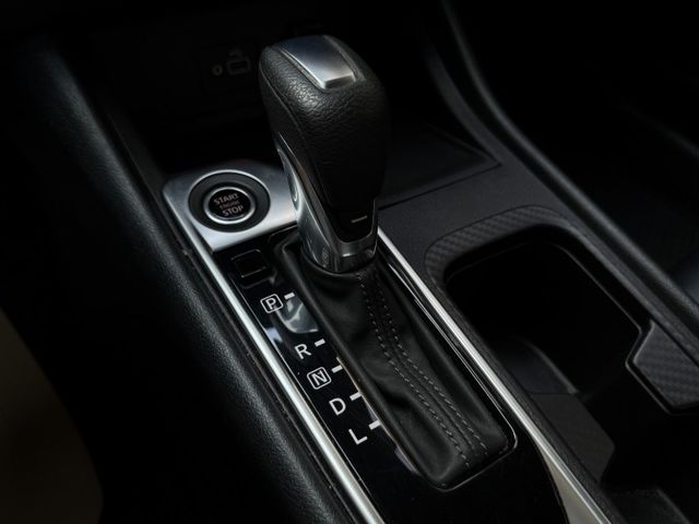 ★秒殺價時尚廣告色+雙色套件~僅跑6萬多低里程，認證車原鈑件，IKEY.盲點.環景.LV2.LED.CARPLAY★  第16張相片