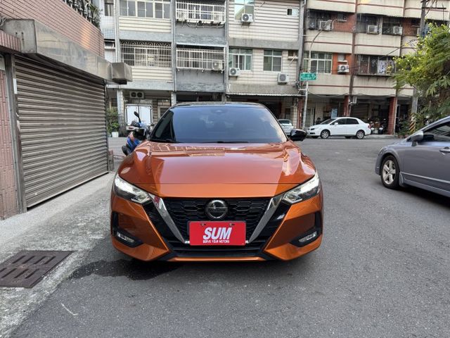 ★秒殺價時尚廣告色+雙色套件~僅跑6萬多低里程，認證車原鈑件，IKEY.盲點.環景.LV2.LED.CARPLAY★  第17張相片