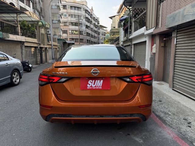 ★秒殺價時尚廣告色+雙色套件~僅跑6萬多低里程，認證車原鈑件，IKEY.盲點.環景.LV2.LED.CARPLAY★  第18張相片