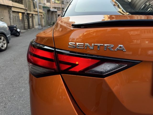 ★秒殺價時尚廣告色+雙色套件~僅跑6萬多低里程，認證車原鈑件，IKEY.盲點.環景.LV2.LED.CARPLAY★  第19張相片