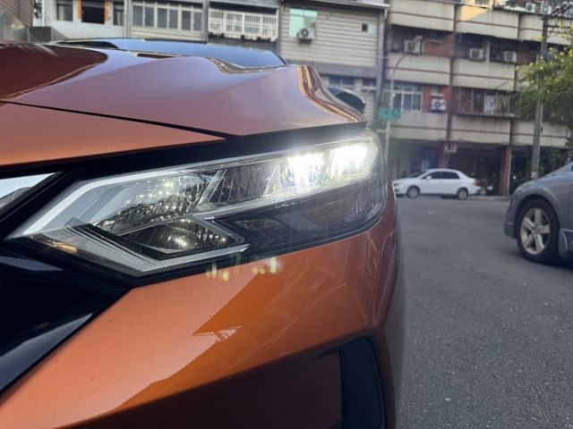 ★秒殺價時尚廣告色+雙色套件~僅跑6萬多低里程，認證車原鈑件，IKEY.盲點.環景.LV2.LED.CARPLAY★  第20張相片